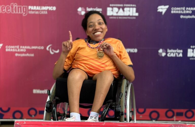 Atleta ganha ouro em prova de levantamento de peso