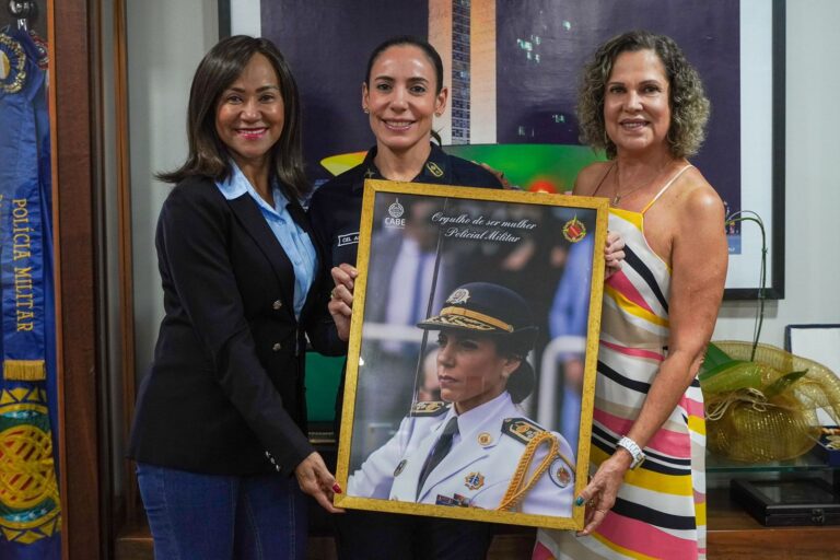 Comandante-geral recebe homenagem das pioneiras da PMDF