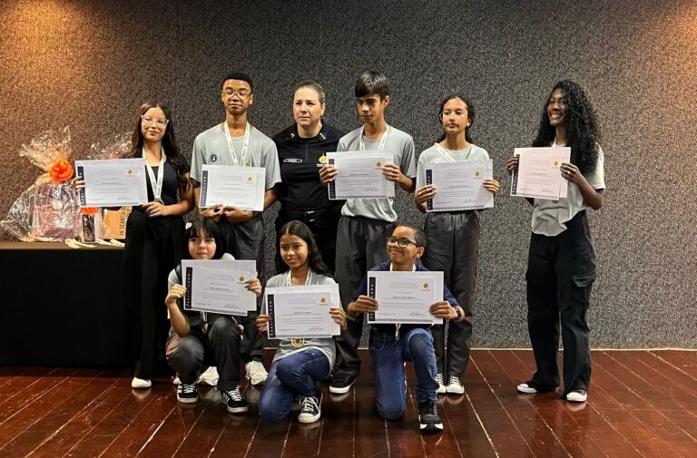Alunos de escolas cívico-militares são premiados em concurso de redação e poesia