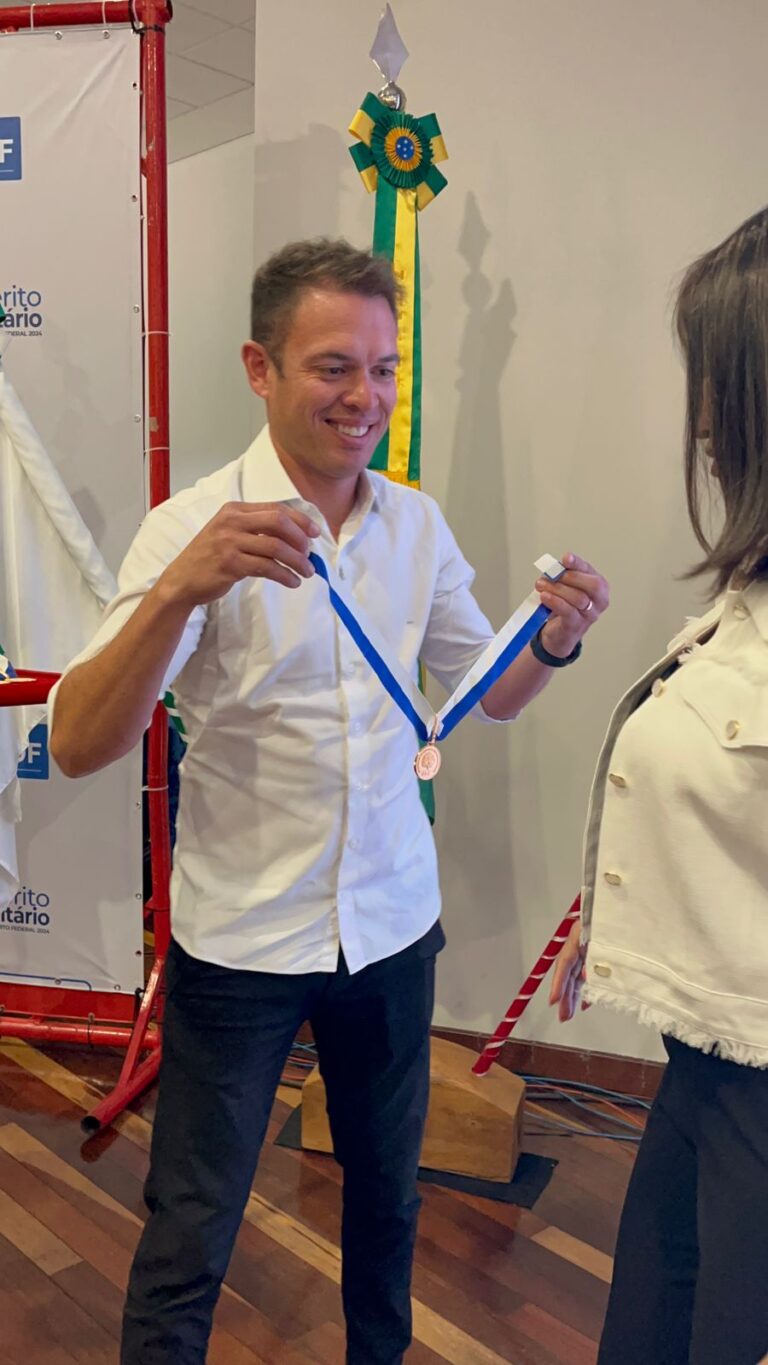 Presidente da CABE é condecorada com Medalha Mérito Líder Comunitário